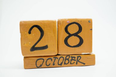 28 Ekim. Ayın, beyaz arka plan üzerinde izole el yapımı ahşap takvim günü 28. Sonbahar ay, gün yıl kavramın,.