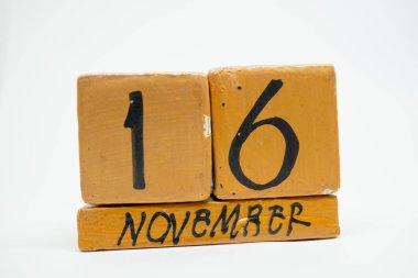 16 Kasım. Ayın, beyaz arka plan üzerinde izole el yapımı ahşap takvim günü 16. Sonbahar ay, gün yıl kavramın.