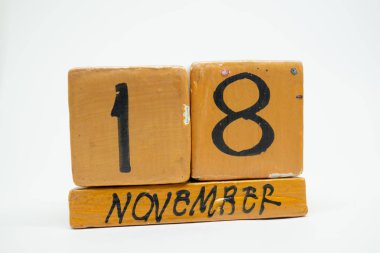 18 Kasım. Gün 18 ay, beyaz arka plan üzerinde izole el yapımı ahşap takvim. Sonbahar ay, gün yıl kavramın.