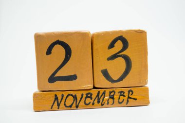 Kasım 23. gün 23 ay, beyaz arka plan üzerinde izole el yapımı ahşap takvim. Sonbahar ay, gün yıl kavramın.