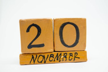 20 Kasım. Ay, beyaz arka plan üzerinde izole el yapımı ahşap takvim günü 20. Sonbahar ay, gün yıl kavramın.