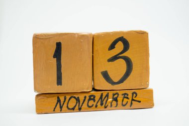13 Kasım. Gün 13 ay, beyaz arka plan üzerinde izole el yapımı ahşap takvim. Sonbahar ay, gün yıl kavramın.