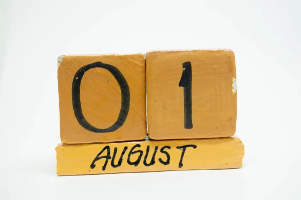 日します 白い背景に分離された手作りの木製カレンダーの月の日 夏月に一日 年の概念 — ストック写真