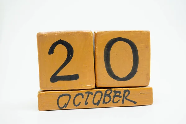 10月20日每月第20天 手工制作的木日历孤立在白色背景上 秋天的月份 一年中的某一天概念 — 图库照片