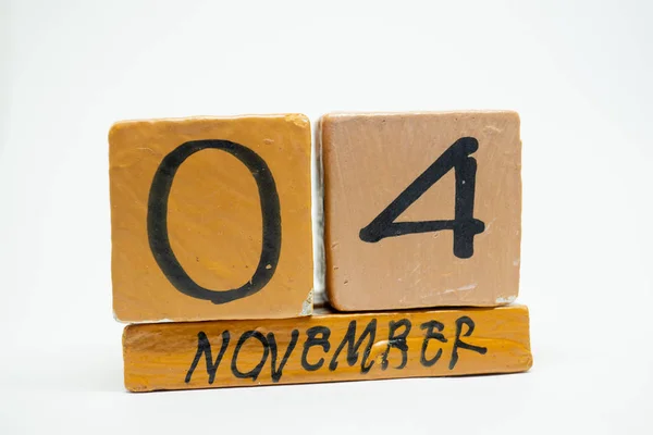 11月4日每月第4天 手工制作的木日历孤立在白色背景上 秋天的月份 一年中的某一天概念 — 图库照片