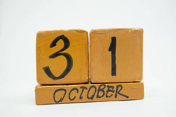 月第31天 手工制作的木日历被孤立在白色背景上 秋天的月份 一年中的某一天概念 — 图库照片
