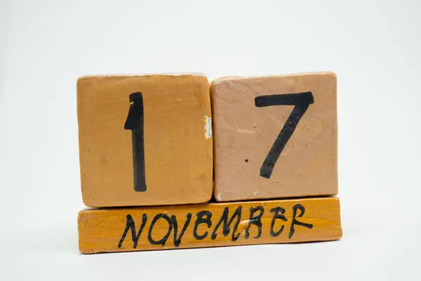 11月17日每月第17天 手工制作的木日历孤立在白色背景上 秋天的月份 一年中的某一天概念 — 图库照片