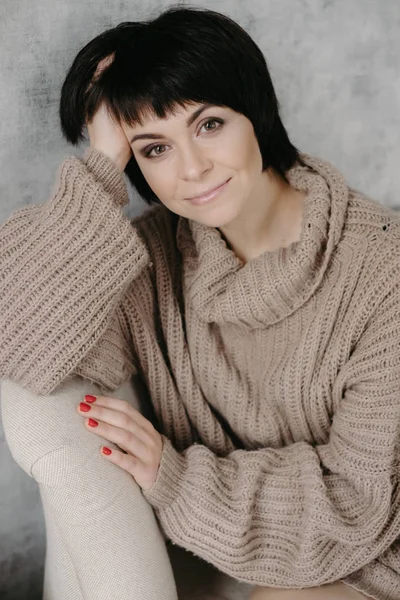 Gorgeous Young Brunette Woman Warm Knitted Sweater Posing Bed — Stock Photo, Image