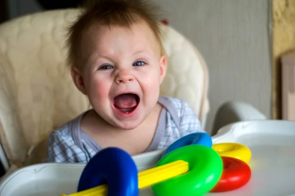 Heureux Tout Petit Bébé Garçon Tri Anneaux Colorés Sur Pyramide — Photo