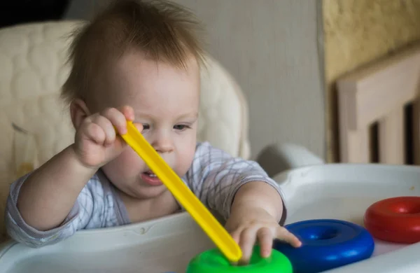 Criança Feliz Bebê Menino Classificando Anéis Coloridos Pirâmide Sentado Cadeira — Fotografia de Stock