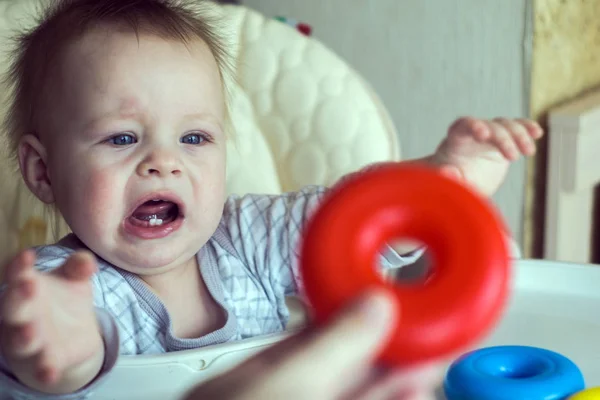 Criança Feliz Bebê Menino Classificando Anéis Vermelhos Azuis Pirâmide Sentado — Fotografia de Stock