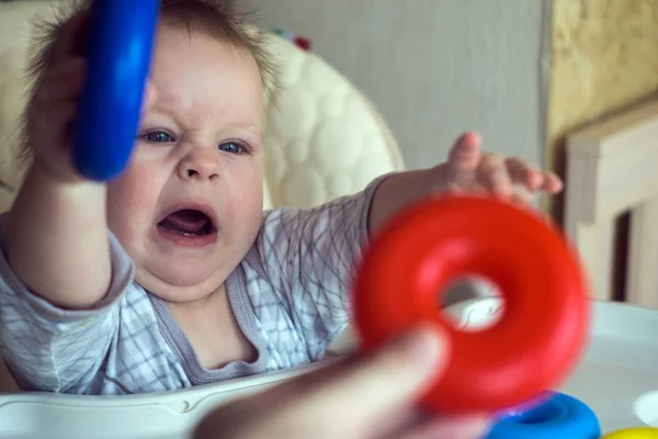 Criança Feliz Bebê Menino Classificando Anéis Vermelhos Azuis Pirâmide Sentado — Fotografia de Stock