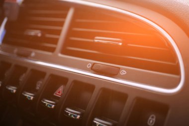 Araba kremi. Arabanın içindeki hava akışı. Detaylı iç mekan. Hava kanalları, yansıtıcılar araç panelinde.