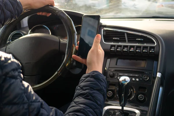 Mann fährt mit Smartphone im Auto. — Stockbild Mann fährt mit Smartphone im Auto — Stockfoto