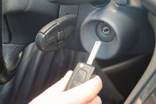 Primer plano dentro del vehículo de la llave de mano en el encendido, arranque de la llave del motor — Foto de Stock