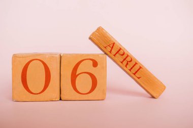 6 Nisan. Gün 6 ay, modern renk arka planda el yapımı ahşap takvim. bahar ayı, yılın günü konsepti