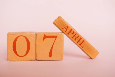 7 Nisan. Gün 7 ay, modern renk arka planda el yapımı ahşap takvim. bahar ayı, yılın günü konsepti