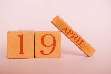 19 Nisan. Gün 19 ay, modern renk arka planda el yapımı ahşap takvim. bahar ayı, yılın günü konsepti