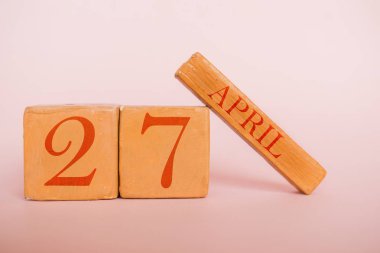27 Nisan. Gün 27 ay, modern renk arka planda el yapımı ahşap takvim. bahar ayı, yılın günü konsepti