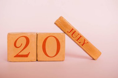 20 Temmuz. Gün 20 ay, modern renk arka planda el yapımı ahşap takvim. Yaz ayı, yılın günü konsepti