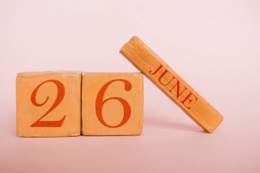 26 Haziran. Gün 26 ay, modern renk arka planda el yapımı ahşap takvim. Yaz ayı, yılın günü konsepti