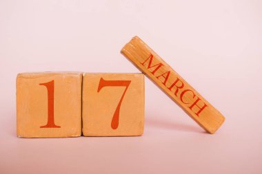 17 Mart. Gün 17 ay, modern renk arka planda el yapımı ahşap takvim. bahar ayı, yılın günü konsepti