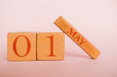 1 Mayıs. ay, modern renk arka plan üzerinde el yapımı ahşap takvim. Bahar ayı, yılın günü konsepti