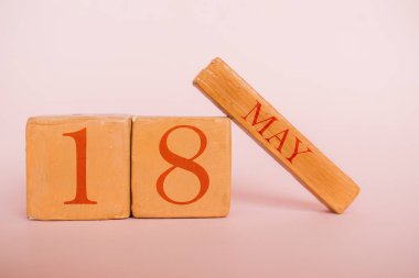18 Mayıs. Gün 18 ay, modern renk arka planda el yapımı ahşap takvim. Bahar ayı, yılın günü konsepti