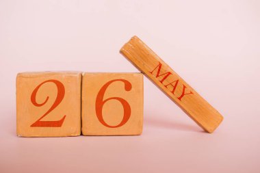 26 Mayıs. Gün 26 ay, modern renk arka planda el yapımı ahşap takvim. Bahar ayı, yılın günü konsepti