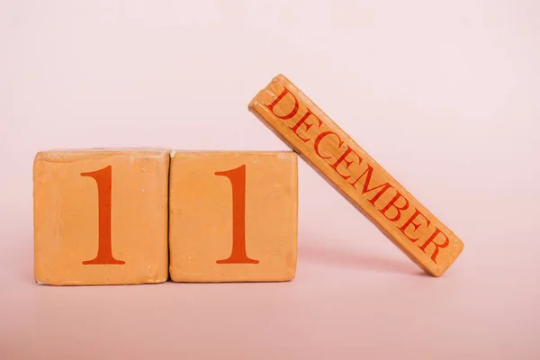 11 de diciembre. Día 11 del mes, calendario de madera hecho a mano sobre fondo de color moderno. invierno mes, día del año concepto — Foto de Stock
