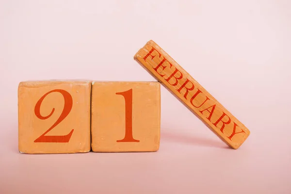 21 de febrero. Día 20 del mes, calendario de madera hecho a mano sobre fondo de color moderno. invierno mes, día del año concepto —  Fotos de Stock