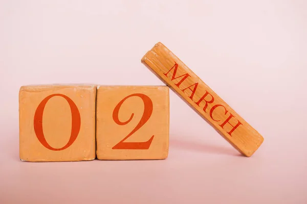 2. März. Tag 2 des Monats, handgemachter Holzkalender auf modernem Farbhintergrund. Frühlingsmonat, Tag des Jahres — Stockfoto