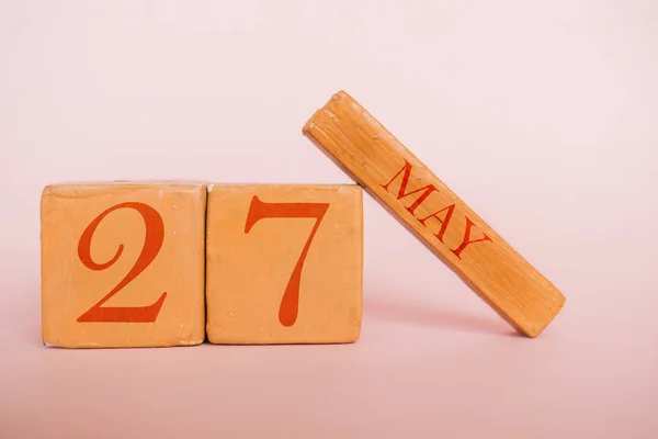 27 de mayo. Día 27 del mes, calendario de madera hecho a mano sobre fondo de color moderno. Primavera mes, concepto del día del año — Foto de Stock