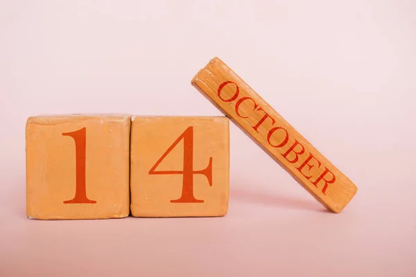 14 października. Dzień 14 miesiąca, ręcznie robiony drewniany kalendarz na nowoczesnym kolorowym tle. Jesienny miesiąc, koncepcja dnia roku — Zdjęcie stockowe