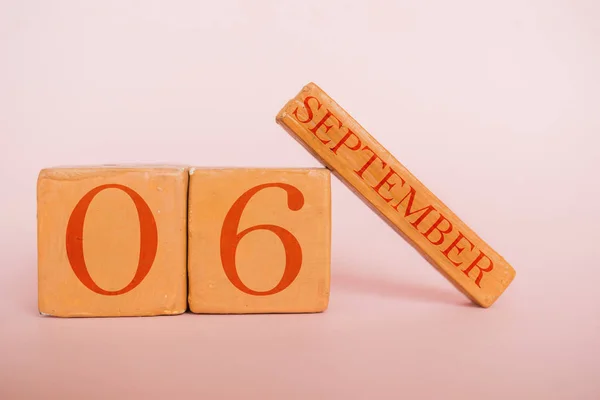6th Σεπτεμβρίου. Ημέρα 6 του μήνα, χειροποίητο ημερολόγιο ξύλου σε σύγχρονο χρώμα φόντο. Φθινοπωρινός μήνας, η έννοια της ημέρας του έτους — Φωτογραφία Αρχείου