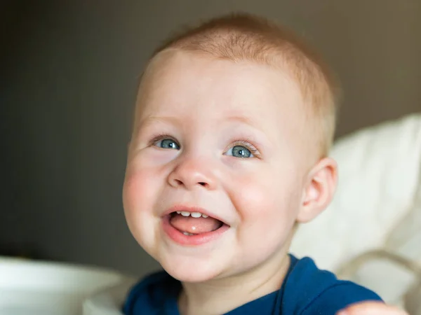 Joyeux sourire tout-petit garçon portrait gros plan. Magnifique enfant. enfance, portrait, psychologie du bébé, éducation des enfants, vision, concepts sains pour bébé — Photo