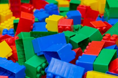 Çok renkli plastik yapı taşları. Parlak plastik yapı taşlarının arka planı.