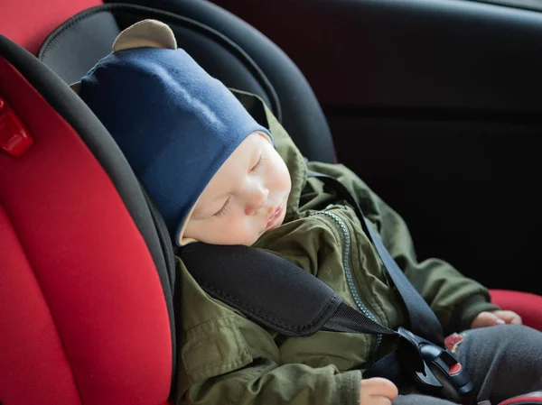 Fermer Caucasien mignon bébé garçon dormant dans le siège d'auto moderne. Enfant voyageant en sécurité sur la route. Manière sûre de voyager ceintures de sécurité attachées dans un véhicule avec de jeunes enfants. Voyage avec tout-petit . — Photo