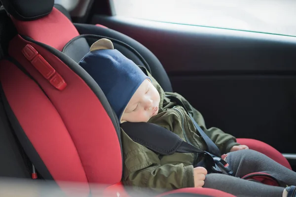 Fermer Caucasien mignon bébé garçon dormant dans le siège d'auto moderne. Enfant voyageant en sécurité sur la route. Manière sûre de voyager ceintures de sécurité attachées dans un véhicule avec de jeunes enfants. Voyage avec tout-petit . — Photo