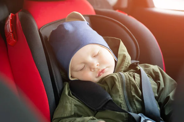 Fermer Caucasien mignon bébé garçon dormant dans le siège d'auto moderne. Enfant voyageant en sécurité sur la route. Manière sûre de voyager ceintures de sécurité attachées dans un véhicule avec de jeunes enfants. Voyage avec tout-petit . — Photo