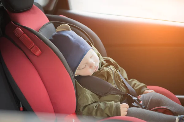 Fermer Caucasien mignon bébé garçon dormant dans le siège d'auto moderne. Enfant voyageant en sécurité sur la route. Manière sûre de voyager ceintures de sécurité attachées dans un véhicule avec de jeunes enfants. Voyage avec tout-petit . — Photo