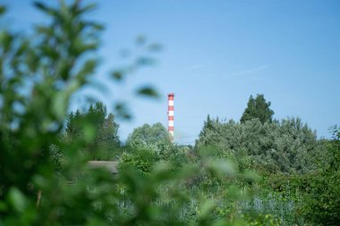 bir sanayi işletmesinin bir boru ile kırsal peyzaj. çevre kavramı. çevre kirliliği
