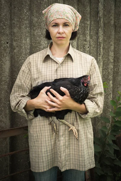 Agricultor orgánico sosteniendo pollo bajo sus brazos — Foto de Stock