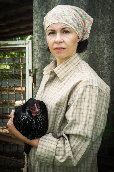 Agricultor orgánico sosteniendo pollo bajo sus brazos — Foto de Stock