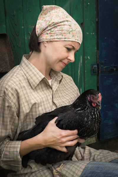 Agricultor orgánico sosteniendo pollo bajo sus brazos — Foto de Stock
