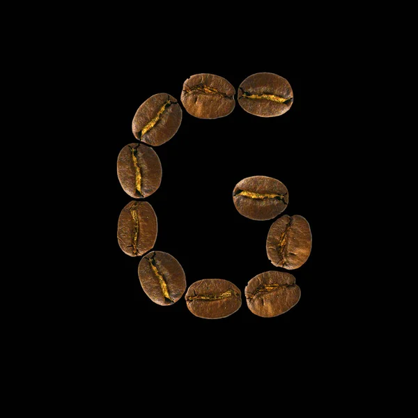 Концепция кофейного шрифта выделена на белом фоне. Вид сверху Алфавит из жареных кофейных зерен. Буква G — стоковое фото