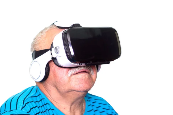 Tecnología, realidad aumentada, juegos, entretenimiento y concepto de personas - hombre mayor en auriculares virtuales o gafas 3D abre nueva realidad para sí mismo . — Foto de Stock