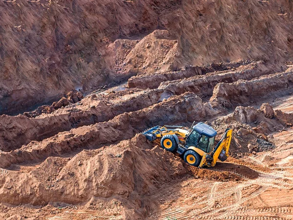 轮式装载机挖掘机在施工现场作业。土方工程中沙坑的轮式装载机 — 图库照片