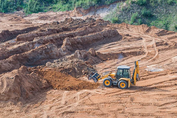 Máquina excavadora cargadora de ruedas que trabaja en el sitio de construcción. cargador de ruedas en arenero durante las obras de movimiento de tierras —  Fotos de Stock