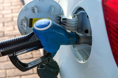 Benzin doldurmak için bir silah arabanın gaz tankına yerleştirilir. Araç için yakıt ikmali için yakıt başlığı tutma.